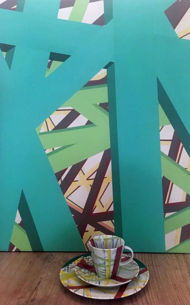 Taza con cuadro al fondo de la serie Abismos.