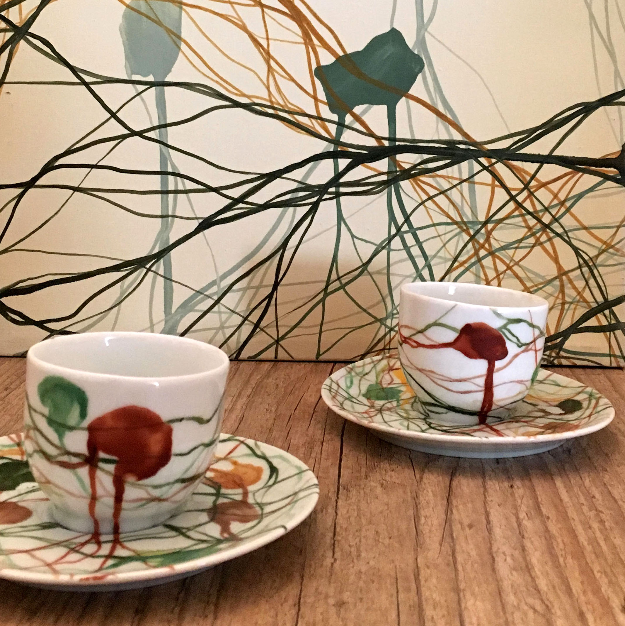 detalle de tazas de café con cuadro de fondo. Neuronas . color